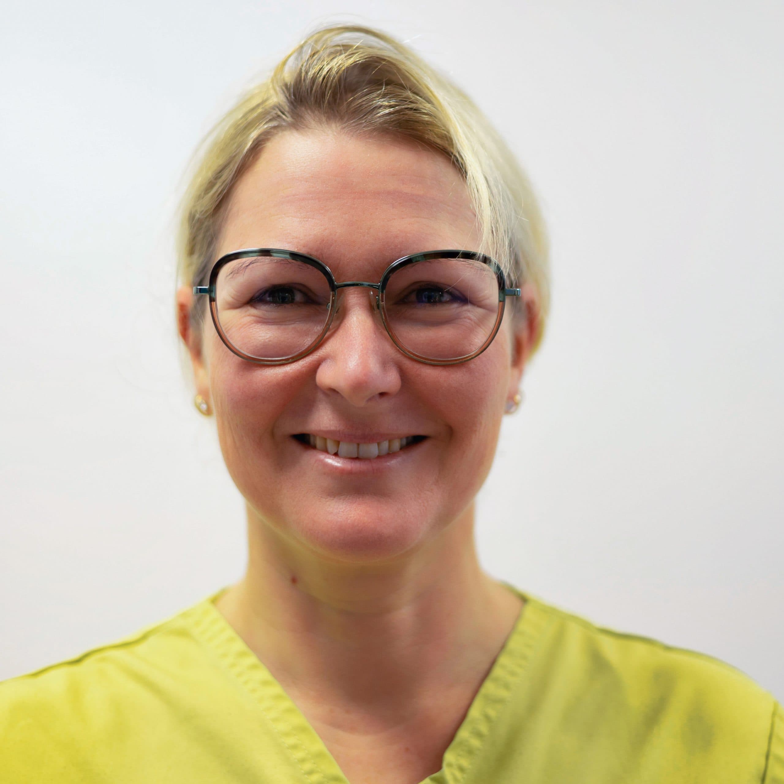 Portrait de Dr Stéphanie Babu, chirurgien-dentiste au cabinet dentaire
